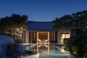 Amanoi Vietnam Ocean Pool Villa – beleuchteter privater Pool am Abend vor der Villa, umgeben von tropischem Grün | nova-reisen