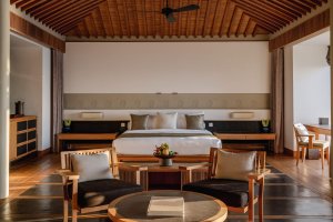 Amanoi Vietnam Bedroom Interior – Schlafzimmer mit Kingsize-Bett, Daybed, Holzdetails und ruhiger Resort-Atmosphäre | nova-reisen