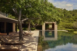 Amanoi Vietnam Bay Pool Residence – Außenansicht der Five-Bedrooms Residence mit Pool, Terrasse und Blick in die Natur | nova-reisen