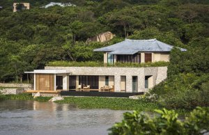 Amanoi Vietnam Lake Wellness Pool Villa – Außenansicht der Villa am Wasser mit privatem Pool und grüner Hügellandschaft | nova-reisen