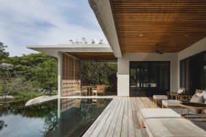 Amanoi Vietnam Lake Wellness Pool Villa – Pool- und Relaxbereich mit Daybeds, Holzdeck und Blick in die Natur | nova-reisen
