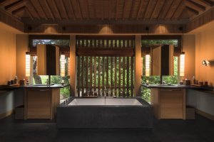 Amanoi Vietnam Pavilion Villa Bathroom – Bad mit Doppelwaschbecken, Naturstein, Holzdetails und warmem Licht | nova-reisen