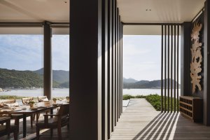 Amanoi Vietnam Beach Club Restaurant – offene Terrasse am Wasser mit Lounge-Atmosphäre und Blick auf die Bucht | nova-reisen