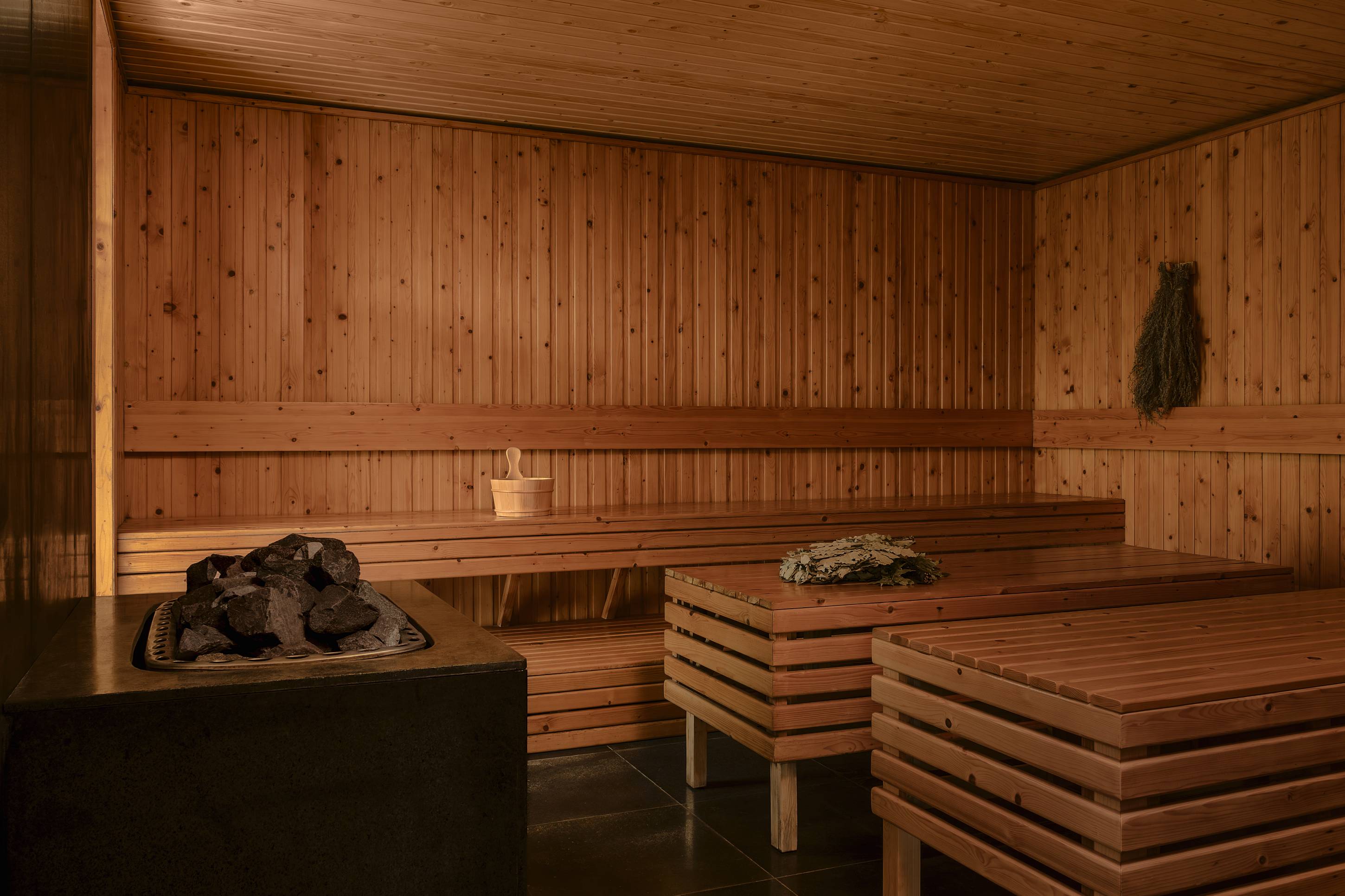 Amanoi Vietnam Spa Banya &ndash; Wellness-Interior mit Holzb&auml;nken, warmem Licht und ruhiger Sauna-Atmosph&auml;re | nova-reisen