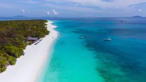 Amanpulo Philippinen Beachfront – weißer Sandstrand und türkisblaues Meer an der Western Shore | nova-reisen
