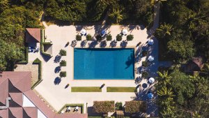 Amanpulo Philippinen Clubhouse – Luftaufnahme vom Main Swimming Pool im tropischen Resortgelände | nova-reisen