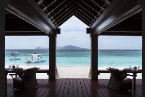 Amanpulo Philippinen Beachclub – Restaurantterrasse mit Sitzplätzen und direktem Blick auf Strand und Meer | nova-reisen