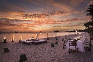 Amanpulo Philippinen Private Dining – romantisches Dinner-Setup am Strand bei Sonnenuntergang und sanftem Licht | nova-reisen