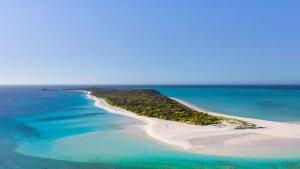 Amanpulo Philippinen Pamalican Island – Luftaufnahme der Insel mit weißer Sandbank, Lagune und tiefblauem Meer | nova-reisen