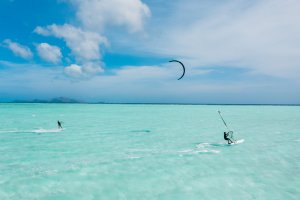 Amanpulo Philippinen Kitesurfen – Wassersport in der türkisfarbenen Lagune mit weitem Horizont und Tropenlicht | nova-reisen
