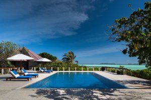 Amanpulo Philippinen Lagoon Villa – Infinity-Pool der Four-Bedroom Villa mit Palmen und Meerblick | nova-reisen