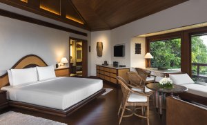 Amanpulo Philippinen Hillside Casita – Schlafzimmer mit Kingsize-Bett, Naturmaterialien und Gartenausblick | nova-reisen