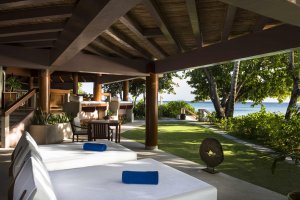 Amanpulo Philippinen Palawan Villa – Pool-Sala der One-Bedroom Villa mit Lounge und Blick ins Grün | nova-reisen