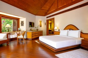 Amanpulo Philippinen Beach Casita – warme hölzer und landestypische einrichtung im geräumigen schlafzimmer | nova-reisen