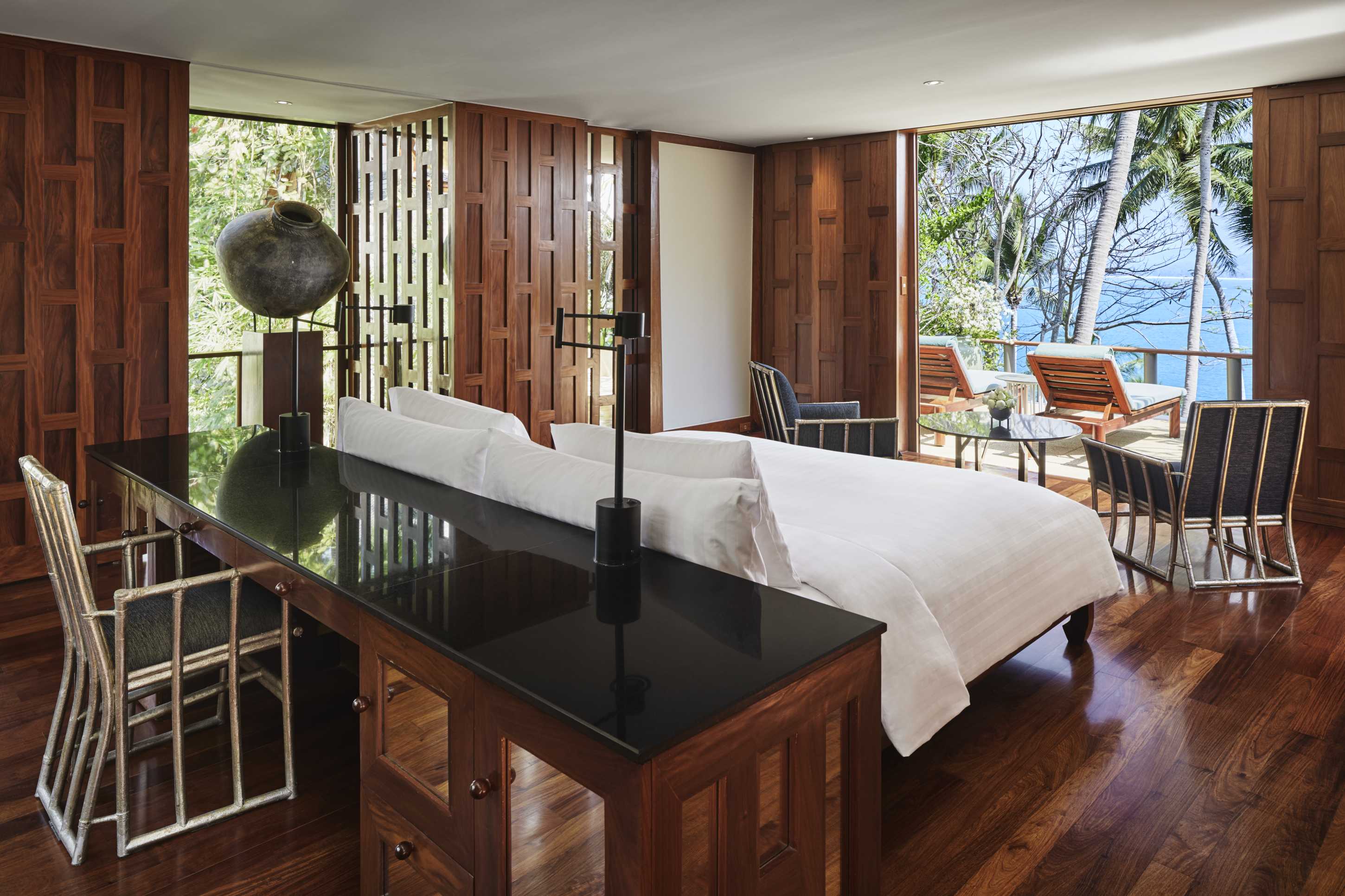 Amanpuri Thailand Ocean Villa – Schlafzimmer der Villa 16 mit edlem Holzdesign, Tageslicht und großzügiger Raumwirkung | nova-reisen