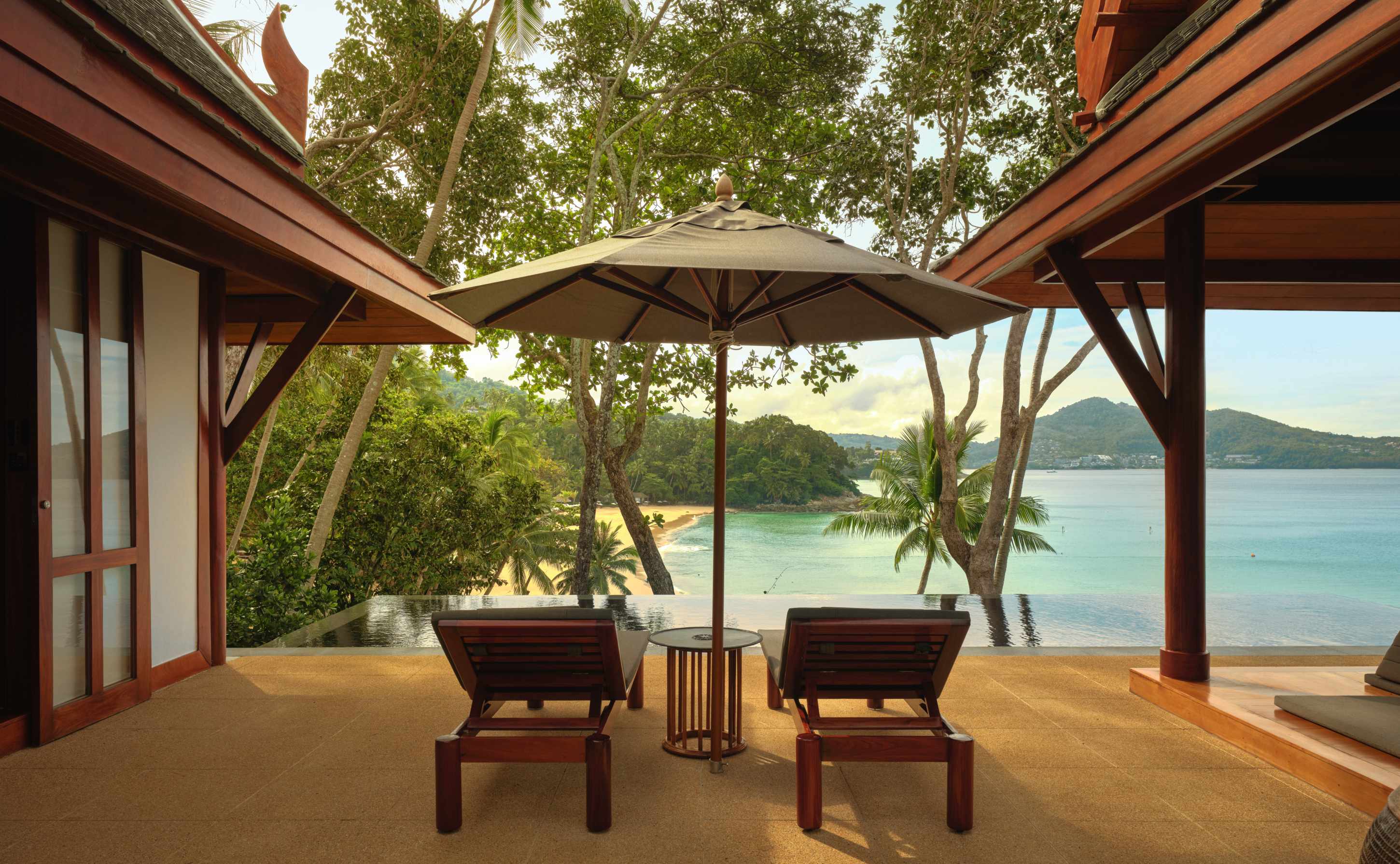 Amanpuri Thailand Pavilion – überdachter Outdoor-Bereich mit zwei Sesseln und direktem Blick auf das Meer | nova-reisen