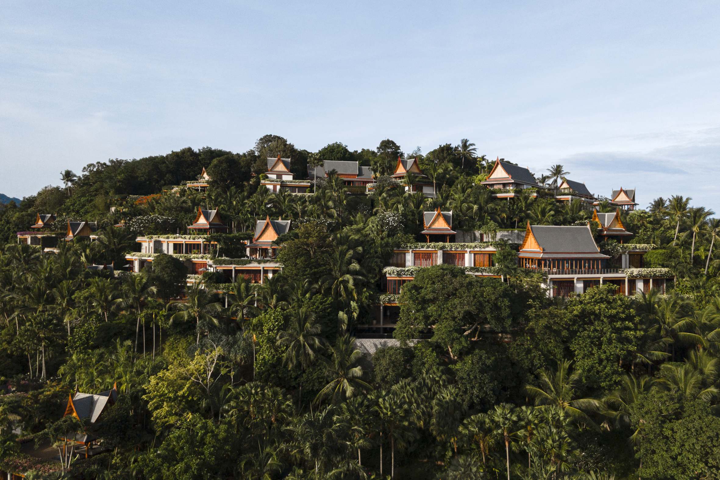 Amanpuri Thailand – Blick auf die Resortanlage am Hang, umgeben von tropischer Vegetation und Ruhe | nova-reisen