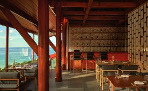 Amanpuri Thailand Nama – Dining Table und Sake Bar im Restaurant mit Holzinterieur und Blick ins Tropengrün | nova-reisen
