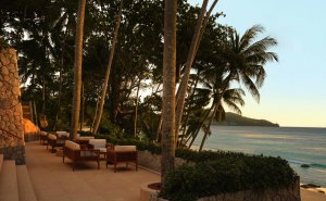 Amanpuri Thailand Sunset Terrace – Deckfläche mit Lounge-Seating im Abendlicht und Blick auf die Andamanensee | nova-reisen