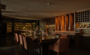 Amanpuri Thailand Magnum Room – Private-Dining-Raum für Gruppen mit stimmungsvoller Beleuchtung und Bar-Ambiente | nova-reisen