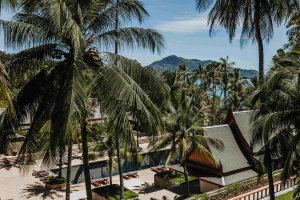 Amanpuri Thailand Lobby – Luftaufnahme des Resortbereichs mit Palmen, Dächern und Blick Richtung Meer | nova-reisen