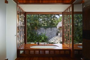 Amanpuri Thailand Ocean Villa – überdachte Outdoor-Lounge der Villa 16 mit Sitzbereich und Blick ins Grün | nova-reisen