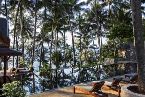 Amanpuri Thailand Ocean Villa Pool – Pooldeck der Villa 24 mit Liegen, Palmen und Blick Richtung Meer | nova-reisen