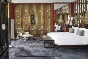 Amanpuri Thailand Ocean Villa – Schlafzimmer der Villa 27 mit modernem Interieur, Kunstobjekten und ruhiger Atmosphäre | nova-reisen