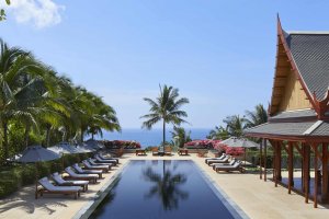 Amanpuri Thailand Ocean Villa – Pool der Villa 45 mit traditioneller Architektur, Palmen und Blick aufs Meer | nova-reisen