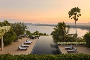 Amanpuri Thailand Ocean Villa – Pool der Villa 46 mit Liegen, Meerblick und warmem Abendlicht | nova-reisen