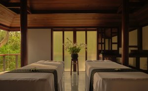 Amanpuri Thailand Double Treatment Room – Spa-Behandlungsraum für zwei mit Holzdesign, Tageslicht und ruhigem Ambiente | nova-reisen