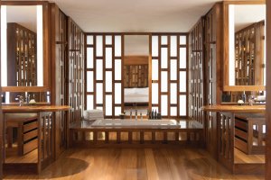 Amanpuri Thailand Pavilion Bathroom – renoviertes Bad 2023 mit Holz-Elementen, Doppelwaschbecken und Tageslicht | nova-reisen