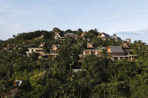 Amanpuri Thailand – Blick auf die Resortanlage am Hang, umgeben von tropischer Vegetation | nova-reisen