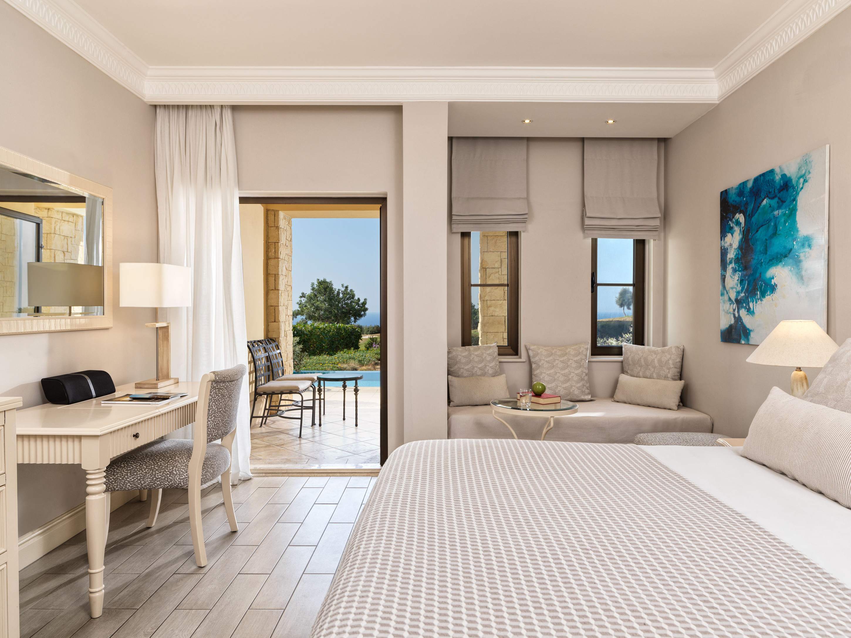 Luxusreise Zypern – Deluxe Zimmer mit Golf und Meerblick im Aphrodite Hills Hotel, hell und elegant eingerichtet | nova-reisen
