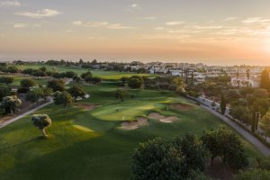 Golf Zypern – Loch 17 des Aphrodite Hills PGA National Cyprus mit dramatischer Schluchtenlandschaft und Meerblick | nova-reisen