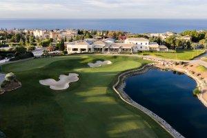 Golf Zypern – Golfplatz Aphrodite Hills PGA National Cyprus mit Blick auf Fairway, See und Clubhouse | nova-reisen