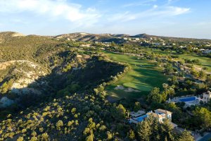 Golf Zypern – Loch 16 des Aphrodite Hills PGA National Cyprus mit dramatischer Schluchtenlandschaft und Meerblick | nova-reisen
