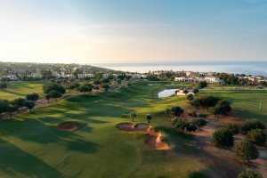 Golf Zypern – Loch 18 des Aphrodite Hills PGA National Cyprus mit dramatischer Schluchtenlandschaft und Meerblick | nova-reisen