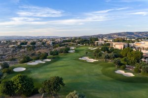 Golf Zypern – Loch 9 des Aphrodite Hills PGA National Cyprus Golfplatzes mit Panoramablick über die Landschaft | nova-reisen