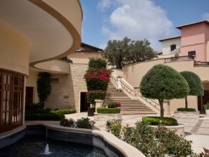 Luxusreise Zypern – Eingangsbereich und mediterrane Gartenanlage des Aphrodite Hills Golfresorts auf Zypern | nova-reisen
