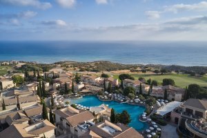 Luxusreise Zypern – Luftaufnahme des Aphrodite Hills Golfresorts mit Poolanlage und mediterraner Landschaft | nova-reisen