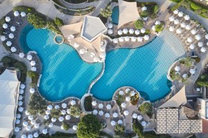 Luxusreise Zypern – Luftaufnahme der weitläufigen Poolanlage des Aphrodite Hills Golfresorts auf Zypern | nova-reisen