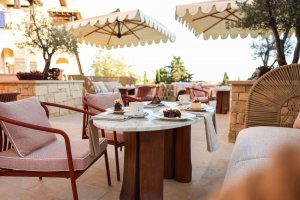 Luxusreise Zypern – Amelia Lounge mit eleganter Außenterrasse und mediterranem Ambiente im Aphrodite Hills Golfresort | nova-reisen