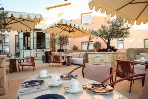 Luxusreise Zypern – Amelia Lounge mit stilvoll gedeckten Tischen und Premium-Ambiente im Aphrodite Hills Golfresort | nova-reisen
