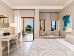 Luxusreise Zypern – Deluxe Zimmer mit Golf und Meerblick im Aphrodite Hills Golfresort, elegant und hell eingerichtet | nova-reisen