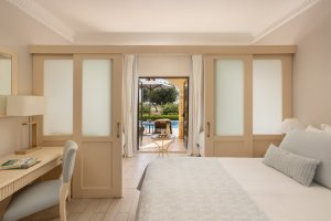 Luxusreise Zypern – helles Familienzimmer mit Schiebetür und elegantem Interieur im Aphrodite Hills Golfresort | nova-reisen