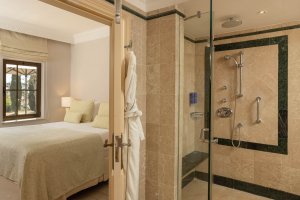 Luxusreise Zypern – hochwertiges Marmorbad der One Bedroom Suite im Aphrodite Hills Golfresort Zypern | nova-reisen