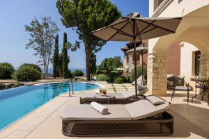 Luxusreise Zypern – One Bedroom Suite Swim-up mit direktem Poolzugang und Sonnenliegen im Aphrodite Hills Golfresort | nova-reisen