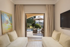 Luxusreise Zypern – helle One Bedroom Suite Swim-up mit elegantem Interieur im Aphrodite Hills Golfresort | nova-reisen