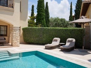 Luxusreise Zypern – Zimmer mit privatem Pool und Sonnenliegen auf mediterraner Terrasse im Aphrodite Hills Golfresort | nova-reisen